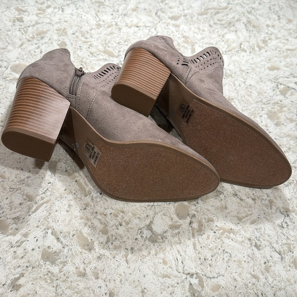 NEW~TAUPE~LASER CUT TRIM~V-CUT SIDES~3 1/2” STACKED HEELS~ CUSHIONED FOOTBED~BR - Picture 11 of 13